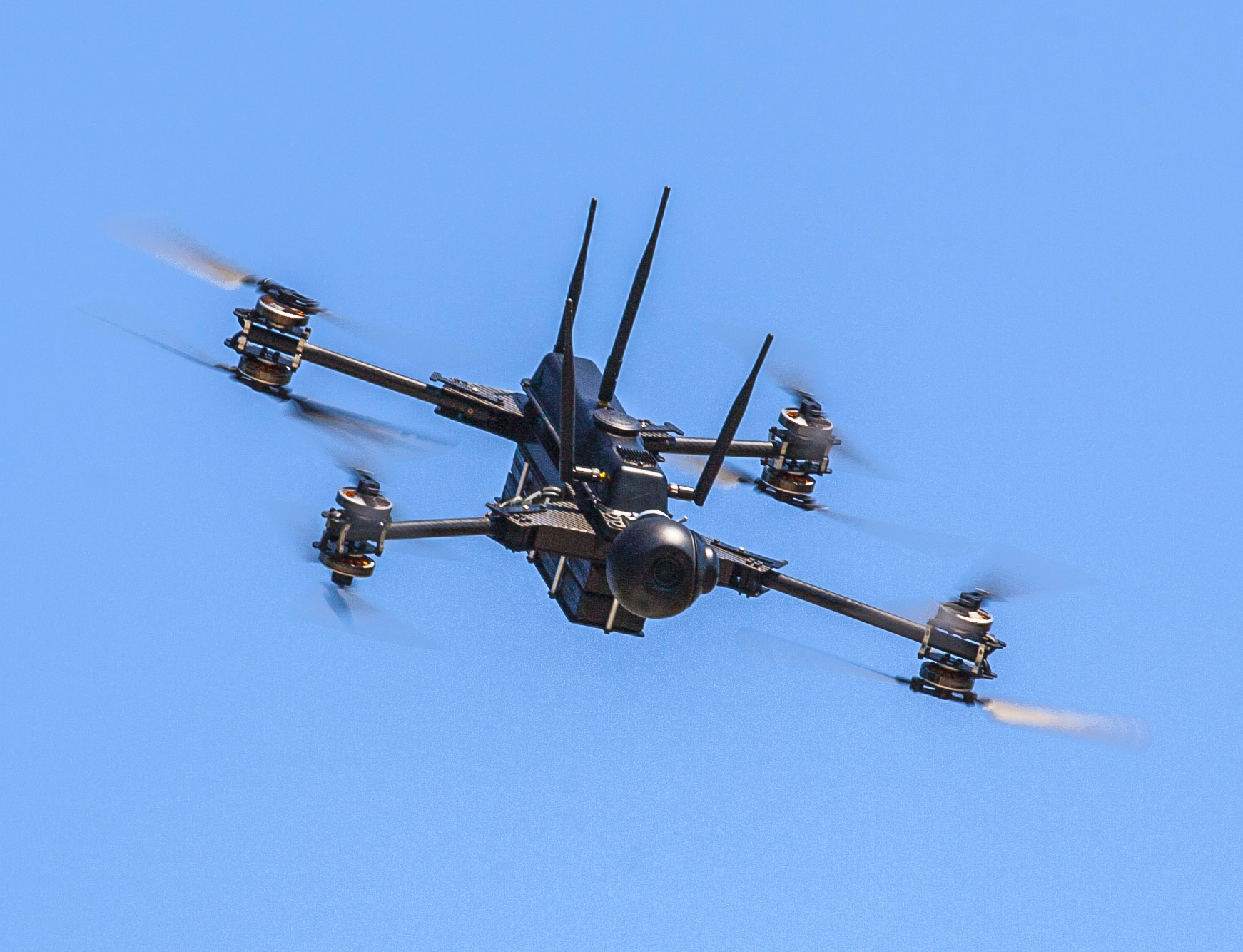 Что такое дроны на войне. Дрон с350. Квадрокоптер НЕЛК в4. Квадрокоптер боевой дрон. Беспилотник квадрокоптер военный.